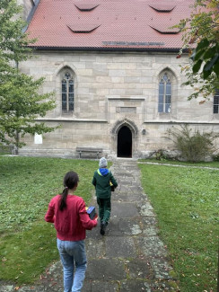 Kinder bringen Gaben in die Kirche