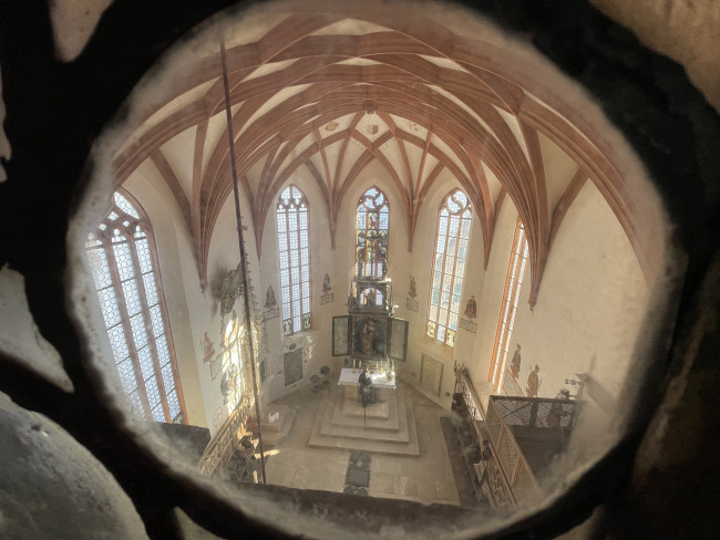 Blick in den Chorraum durch ein Fenster