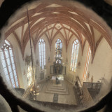 Blick in den Chorraum durch ein Fenster