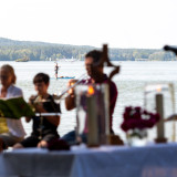 Ein Posaunenchor spielt am See
