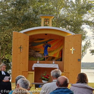 Pfarrerin Bloch an der Schäferwagenkirche Allmannsdorf