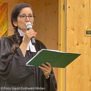 Dekanin Gottwald-Weber vor der Schäferwagenkirche